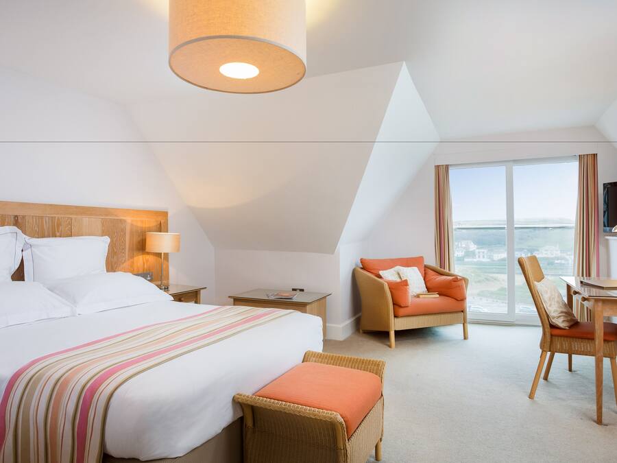 Superior Double Room | In-room safe, desk, iron/ironing board, WiFi (free)