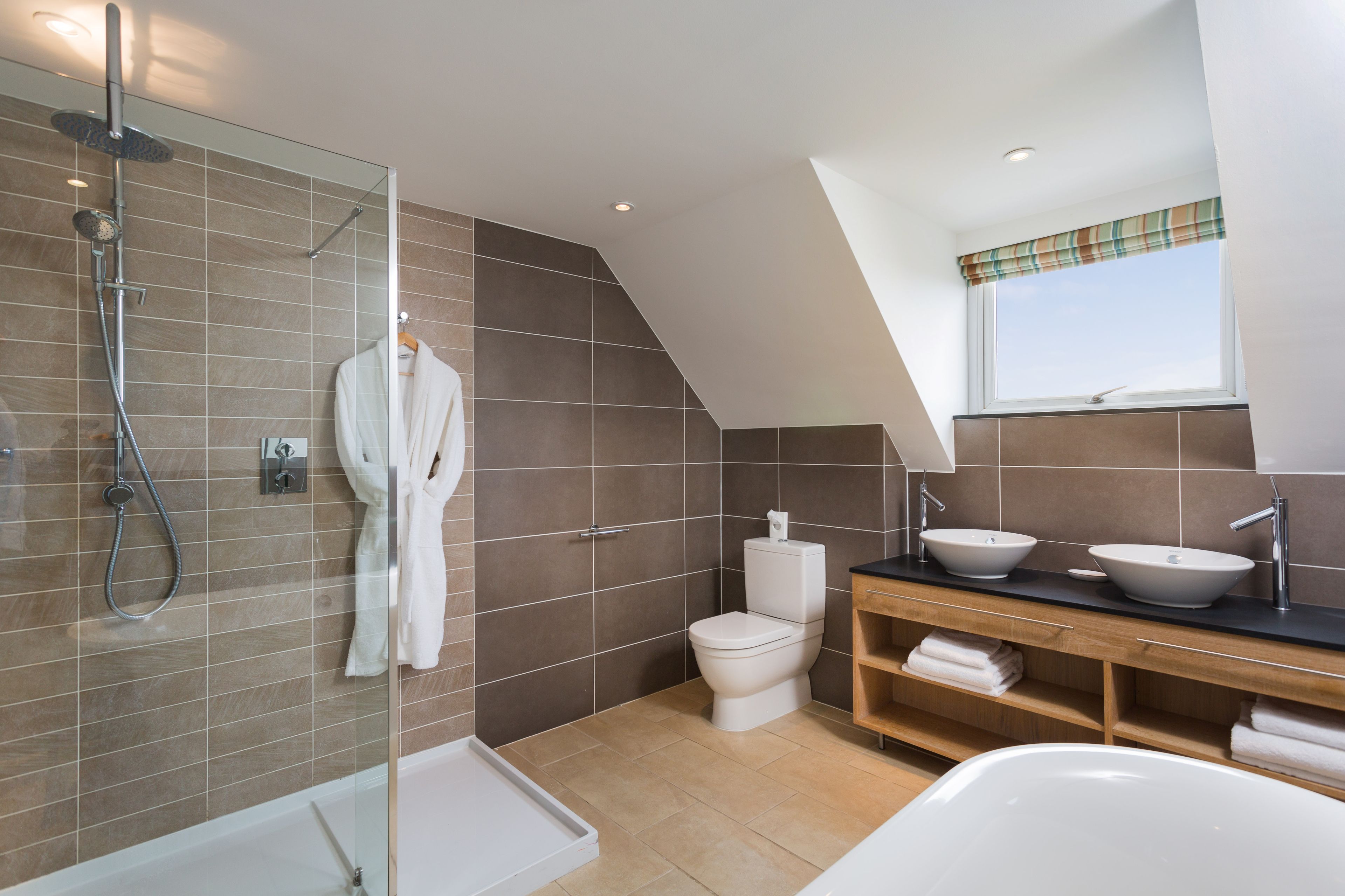 Deluxe Room | Bathroom | Rainfall showerhead, free toiletries, hair dryer, bathrobes