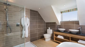 Deluxe Room | Bathroom | Rainfall showerhead, free toiletries, hair dryer, bathrobes