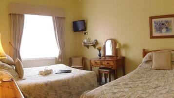 Chambre avec lits jumeaux, salle de bains attenante (First floor - Room 4)