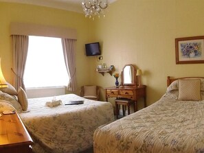 Tomannsrom, eget bad (First floor - Room 4)