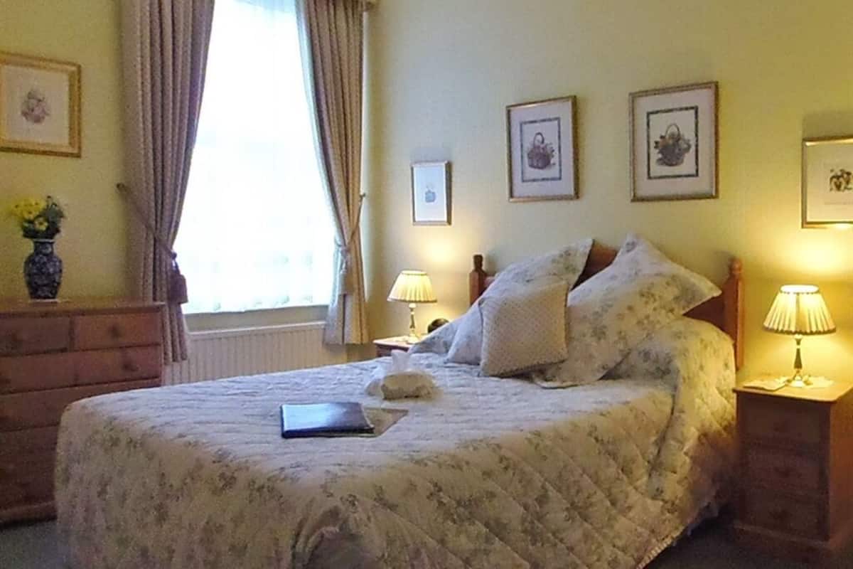 Doppelzimmer, mit Bad (Room 2 & 3)