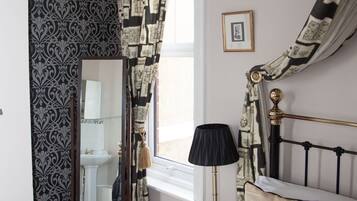 Habitación doble, vista parcial al mar (Regency) | Decoración personalizada, tabla de planchar con plancha y wifi gratis