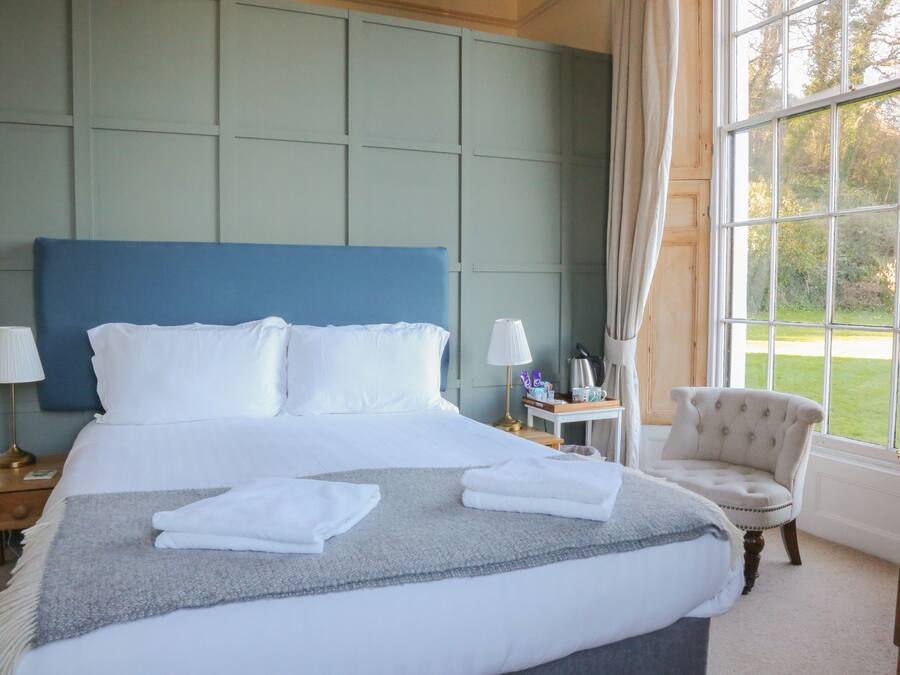 Muebles diferentes, tabla de planchar con plancha y ropa de cama