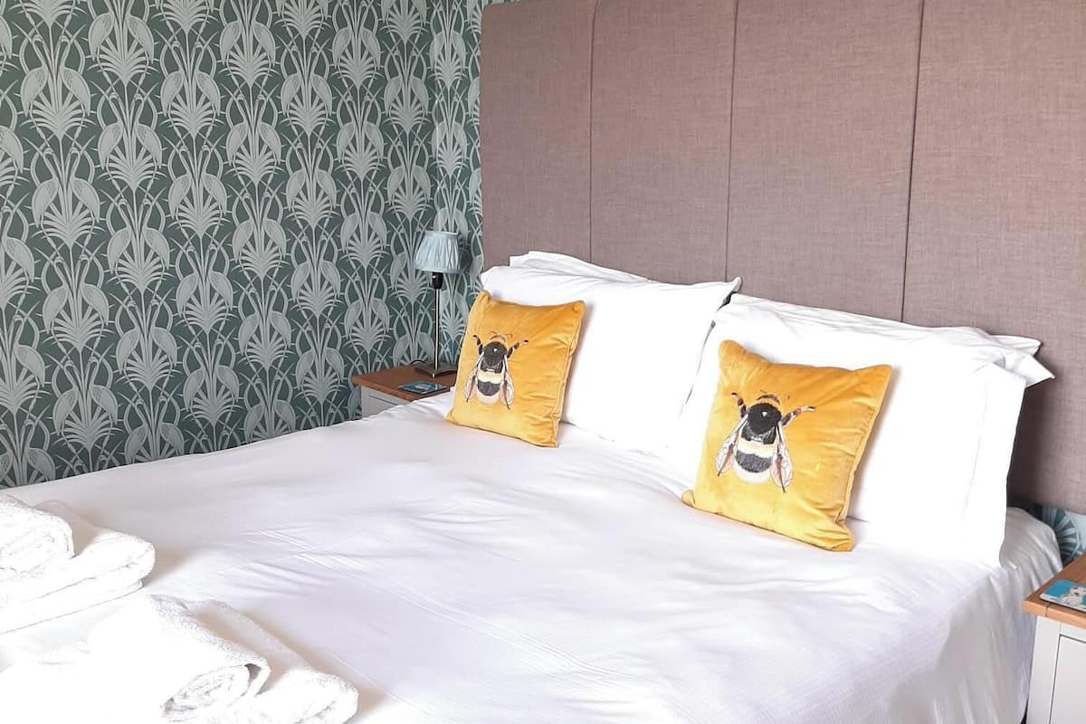 Tweepersoonskamer, en-suite badkamer, uitzicht op zee (Room3) | Badkamer | Gratis toiletartikelen, een haardroger, handdoeken