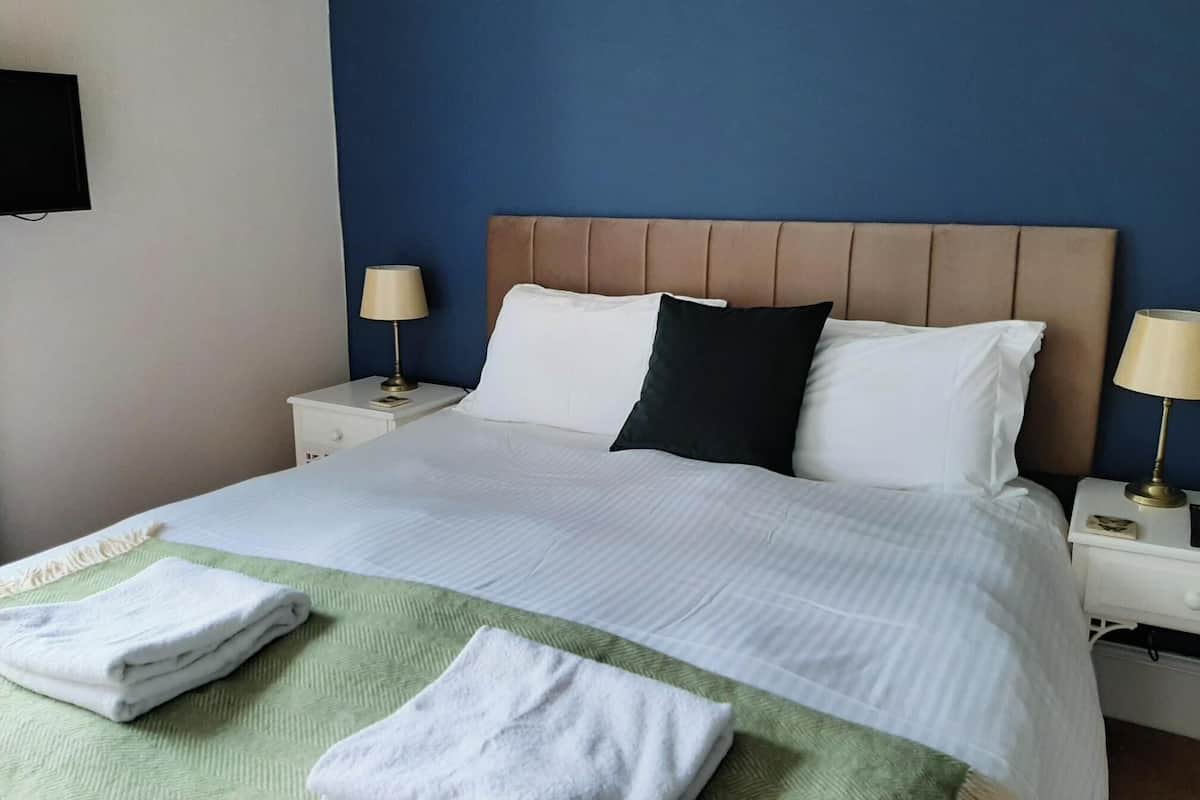 Tweepersoonskamer, en-suite badkamer, uitzicht op zee (Room7) | Individueel gemeubileerd, een strijkplank/strijkijzer, beddengoed