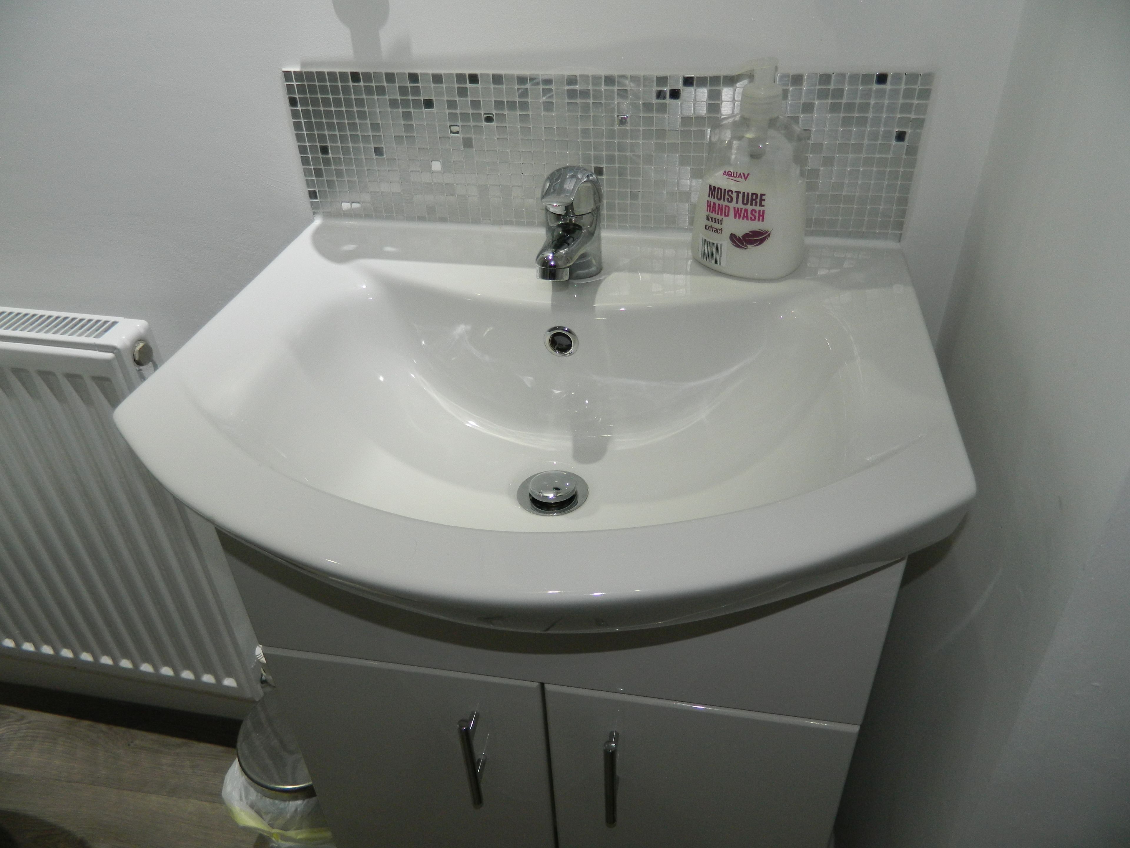 standard double room | bathroom | shower, free toiletries, hair dryer, towels