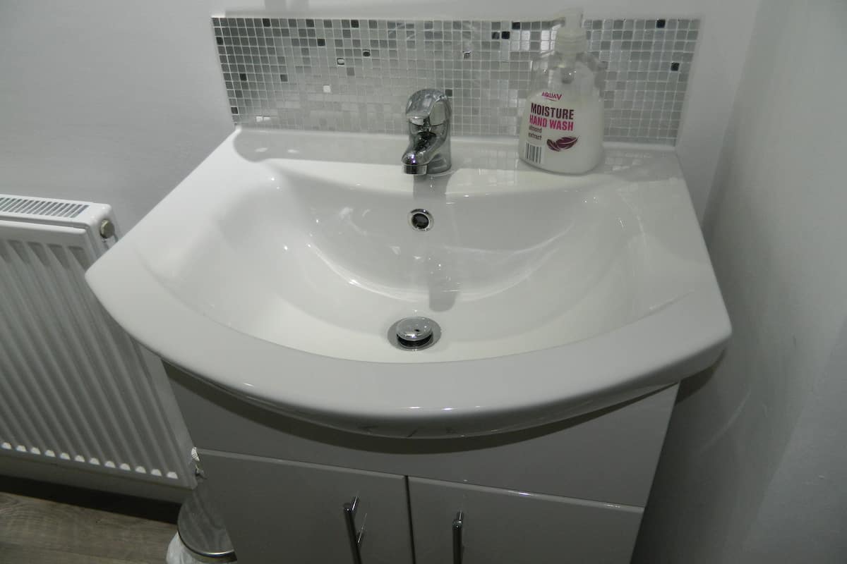standard double room | bathroom | shower, free toiletries, hair dryer, towels