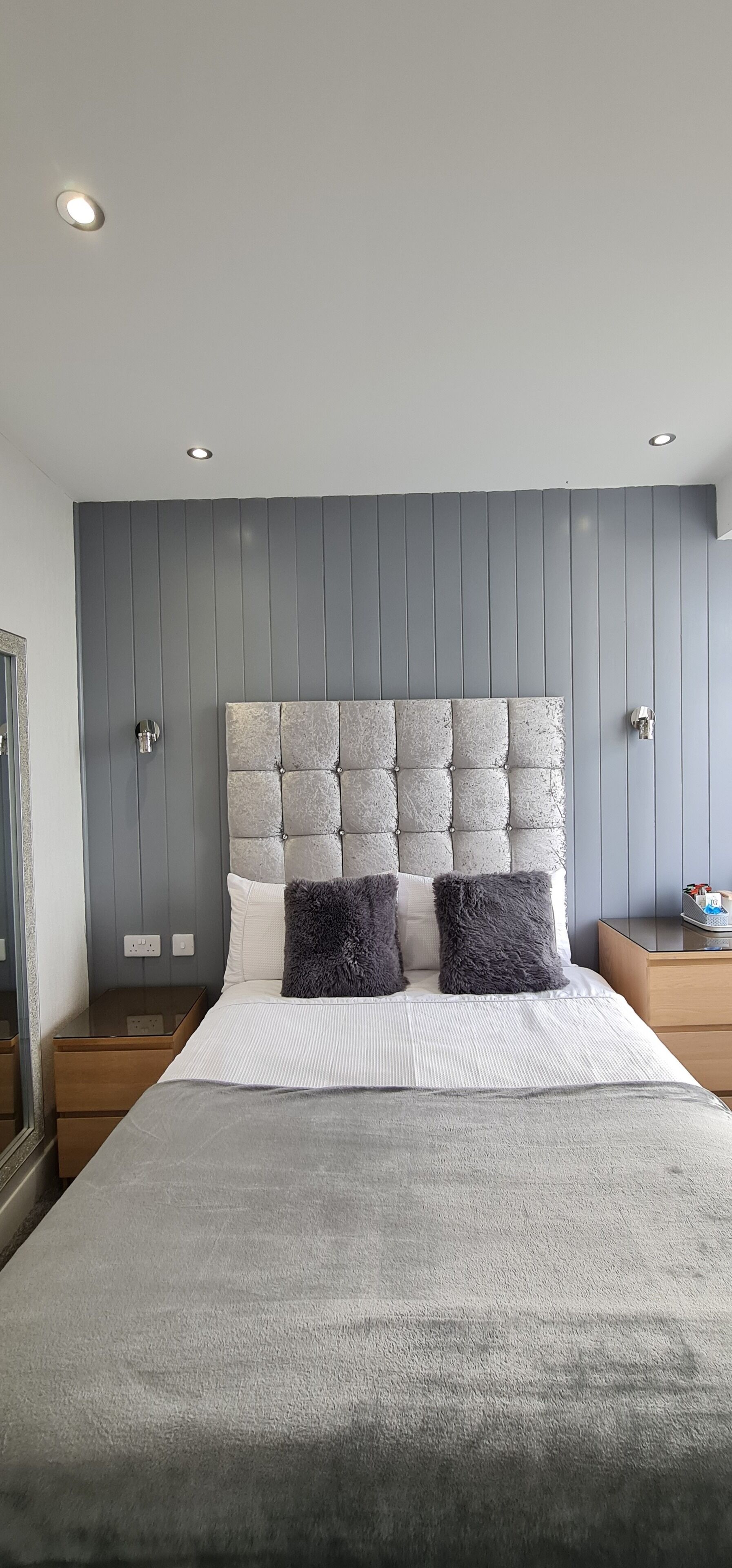 Tabla de planchar con plancha, wifi gratis y ropa de cama 