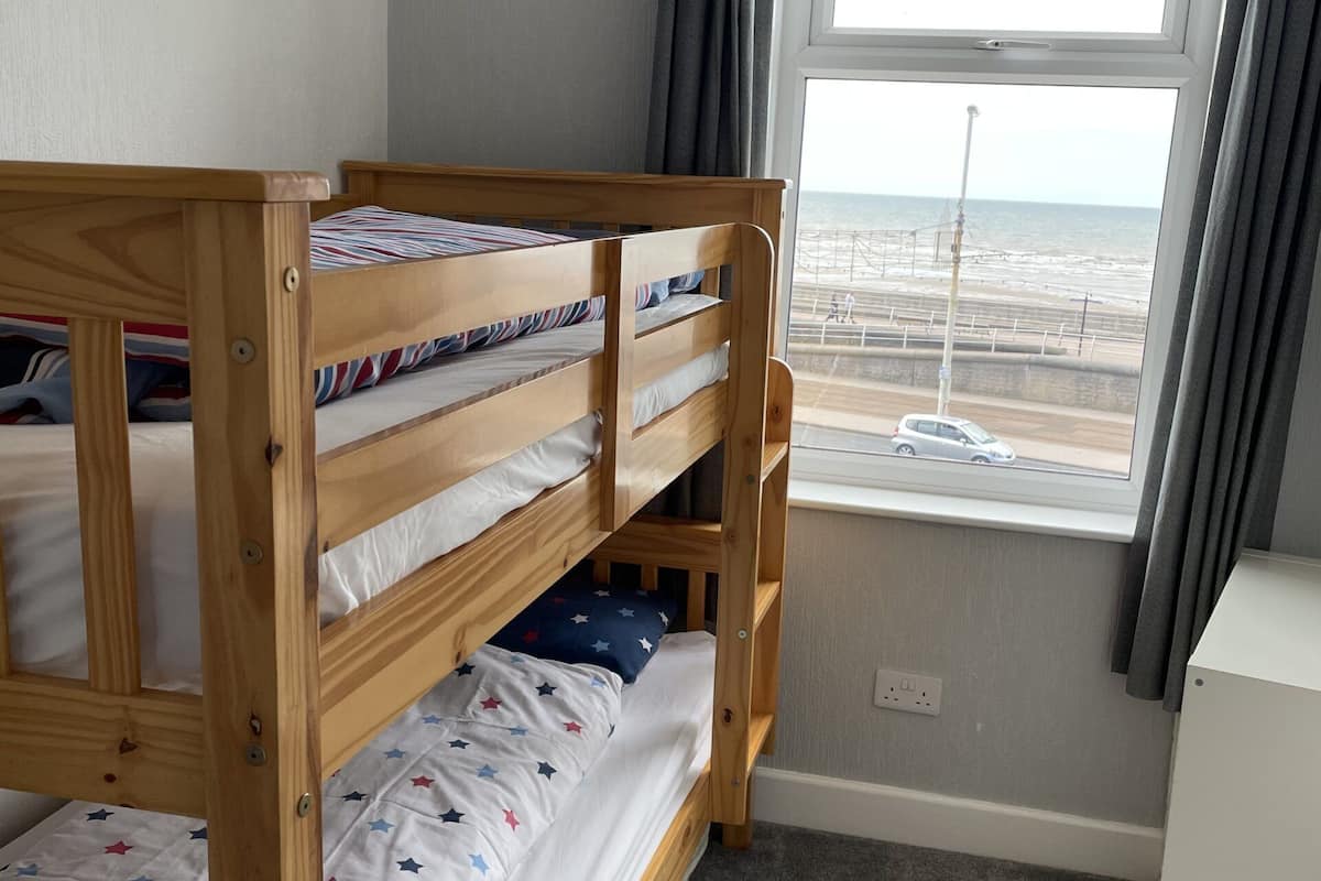 family room | 1 bedroom, iron/ironing board, free wifi, bed sheets