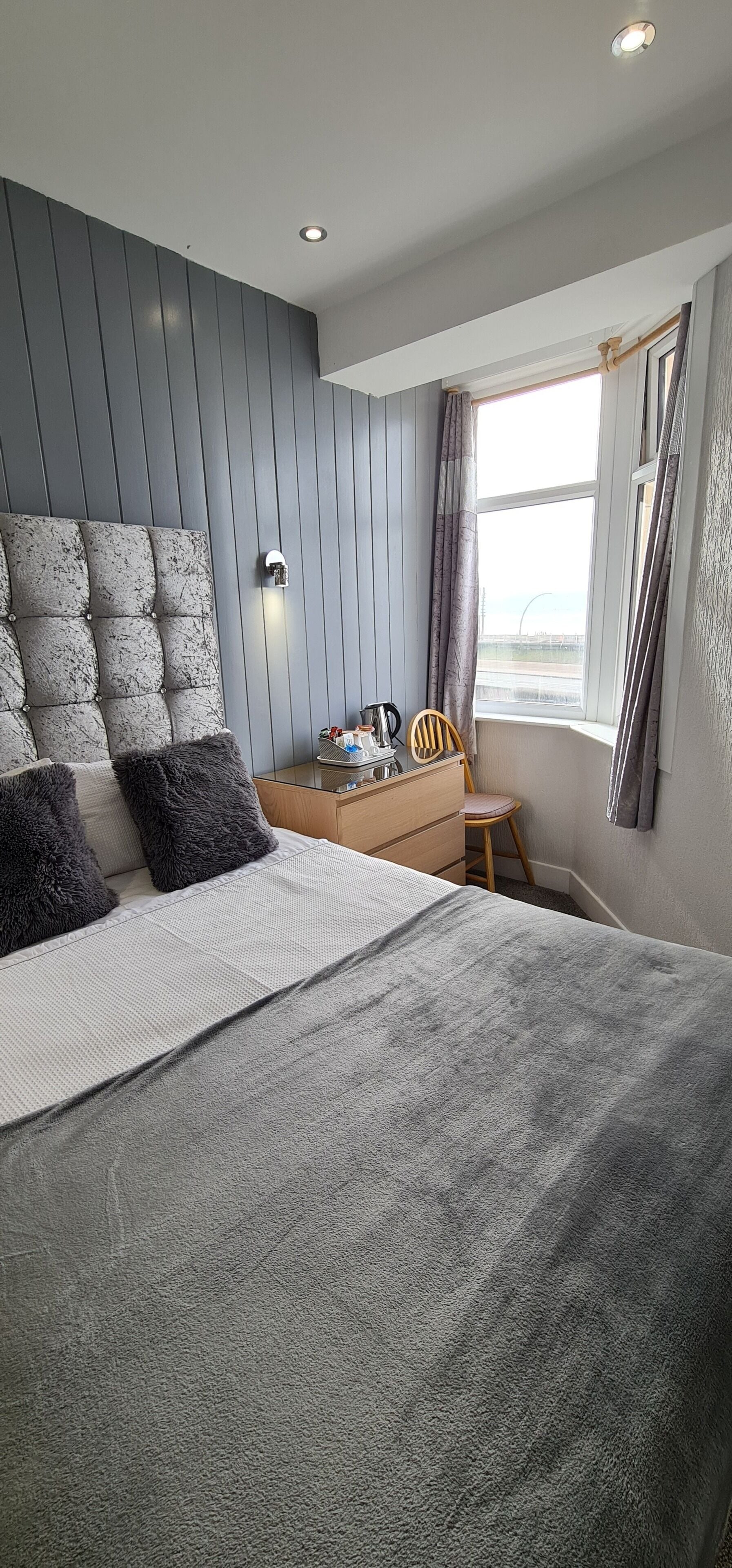 スタンダード ダブルルーム シービュー | アイロン / アイロン台、WiFi (無料)、ベッドシーツ