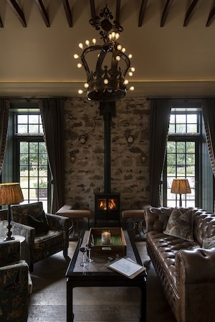 Se sirven cenas y cocina británica . Kildrummy Inn