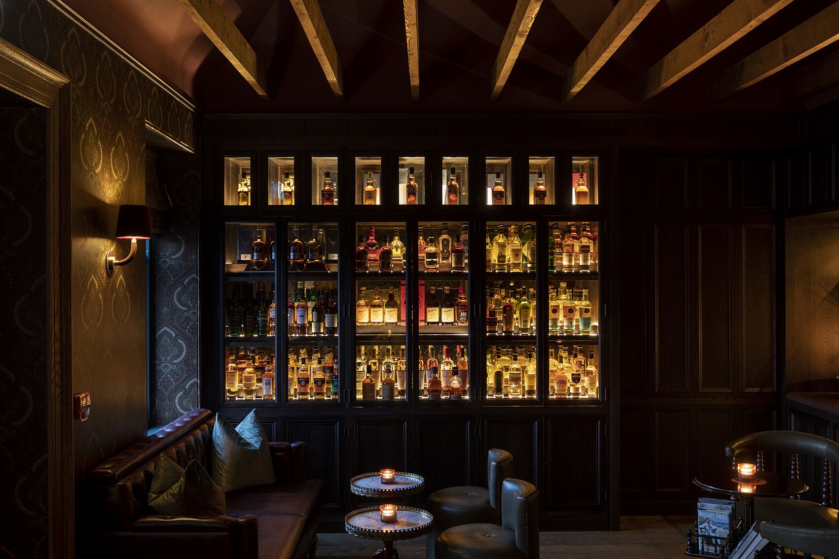 Se sirven cenas y cocina británica 