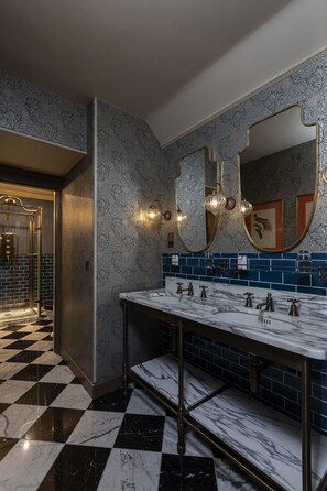 Superior King Room | Bathroom | Free toiletries