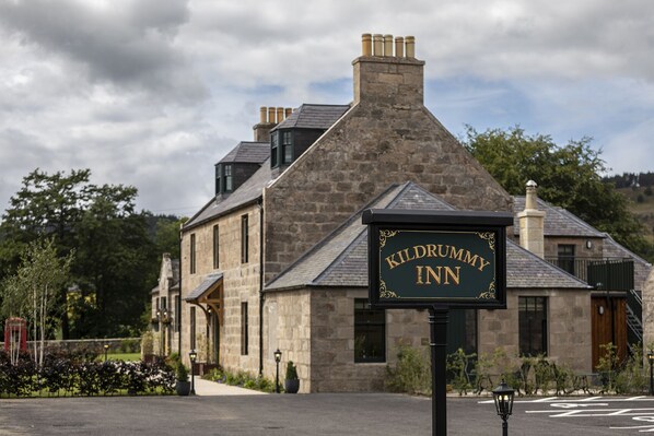 A stone building with a sign reading "KILDRUMMY INN".