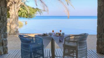Se sirven desayunos, comidas y cocina internacional con vista a la playa