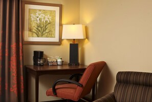 Premium bedding, in-room safe, desk, laptop workspace - Hampton Inn & Suites by Hilton Fargo Medical Center (Fargo)