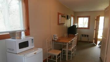 Standard Room, 2 Queen Beds, River View | In-room dining