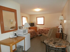 Living area - Riverbend Lodging (Bryson City)