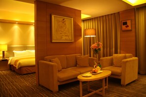 Business Room, 1 King or 1 Queen Bed | Living room