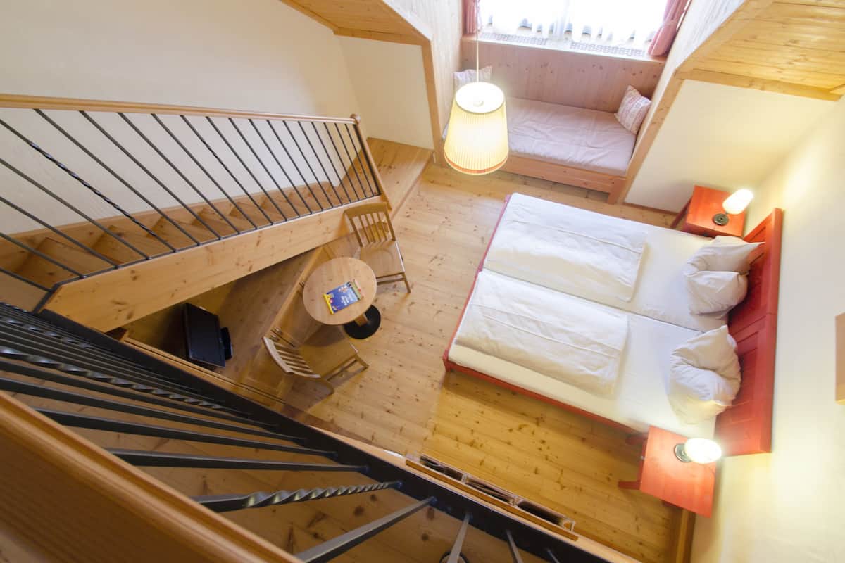 Habitación cuádruple Confort | Ropa de cama hipoalergénica, caja fuerte, mobiliario individual