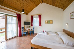 Family Room with 2 bedrooms | Hypo-allergenic bedding, in-room safe, individually furnished, desk - JUFA Hotel Tieschen - Bio Landerlebnis (Tieschen)