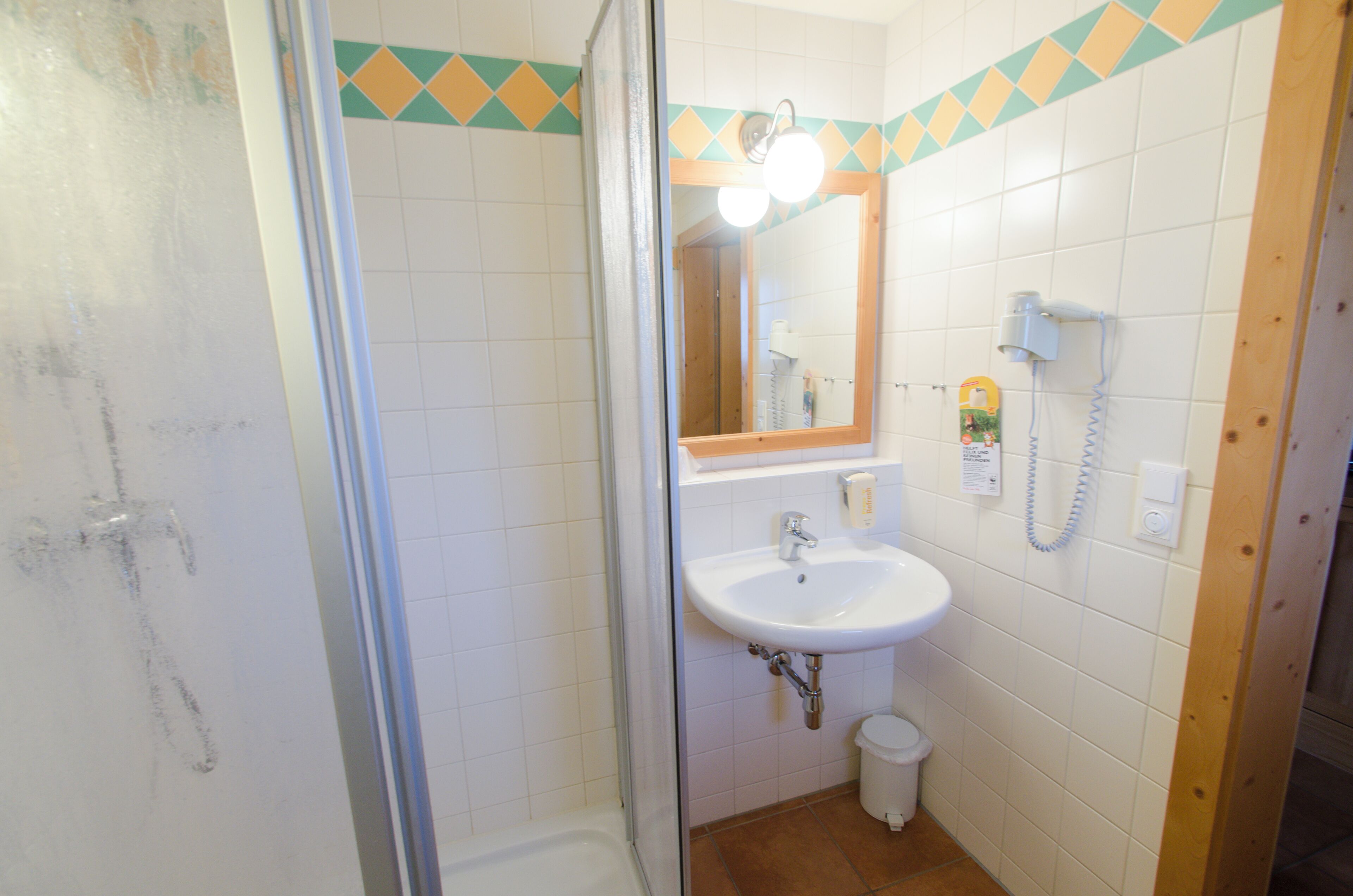 Une salle de bain avec une douche, un lavabo et des toilettes.