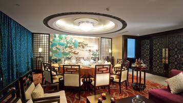 3 restaurants, breakfast, lunch, dinner served; Chinese cuisine