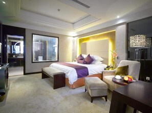 Superior Suite | Minibar, in-room safe, blackout drapes, soundproofing