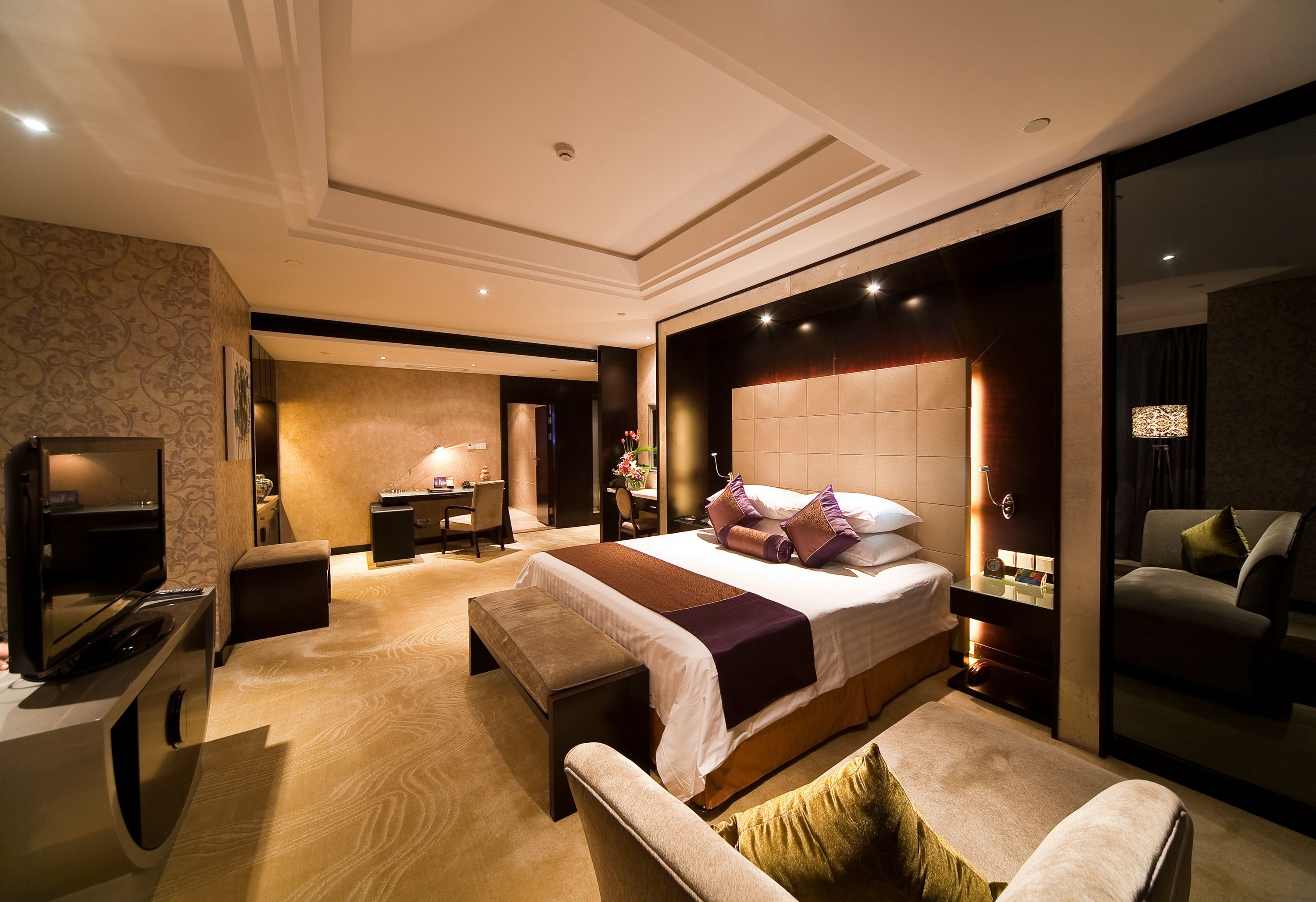 Deluxe Suite | Minibar, in-room safe, blackout drapes, soundproofing