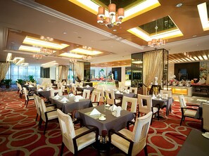 3 restaurants, breakfast, lunch, dinner served; Chinese cuisine 