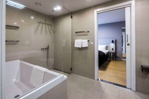 Suite | Baño | Secadora de cabello, toallas, jabón, shampoo 