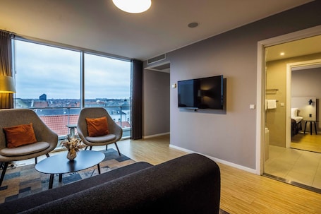 Suite | In-room safe, blackout drapes, iron/ironing board, bed sheets