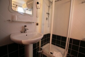 Douche, sèche-cheveux, serviettes fournies