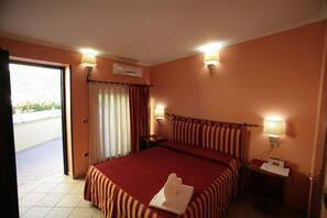 Habitación básica doble, 1 cama matrimonial, en el área del patio | Caja de seguridad en la habitación, cortinas blackout y insonorización 