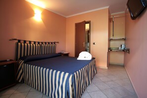 In-room safe, blackout curtains, soundproofing, cots/infant beds - Airport Hotel (Fiumicino)