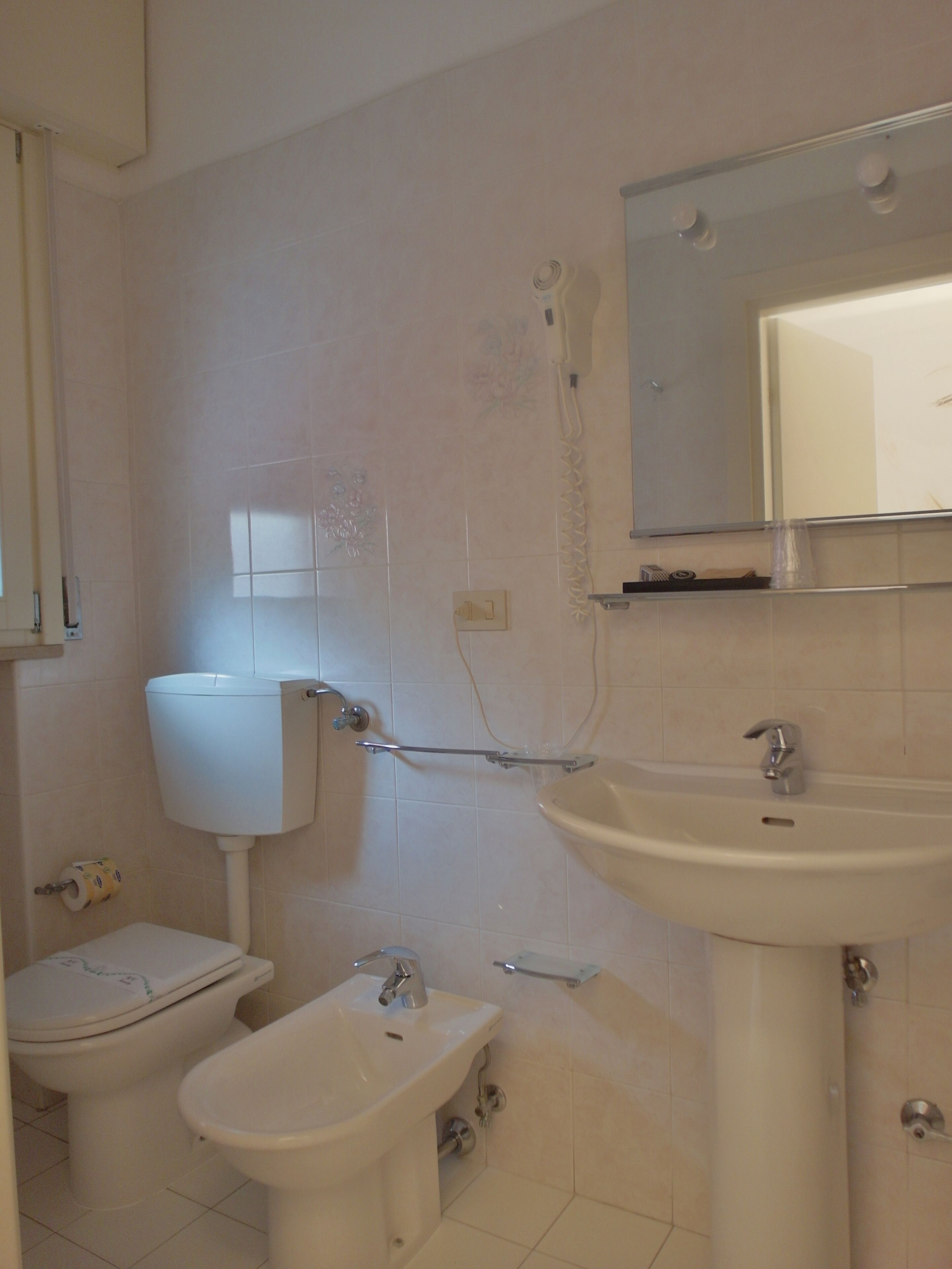 single room | bathroom | shower, rainfall showerhead, free toiletries, hair dryer