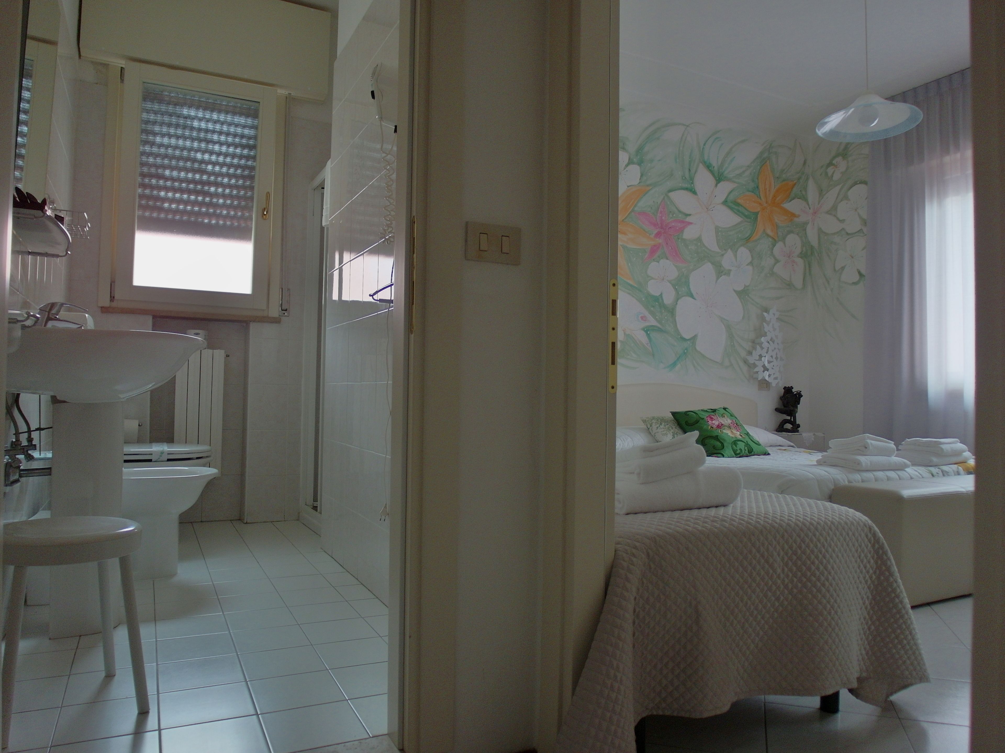 triple room | bathroom | shower, rainfall showerhead, free toiletries, hair dryer