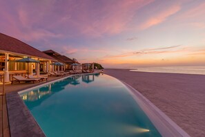 Utomhuspool, gratis cabanor och parasoller