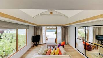 Platinum Beach Bungalow | Free minibar items, in-room safe, individually furnished, desk