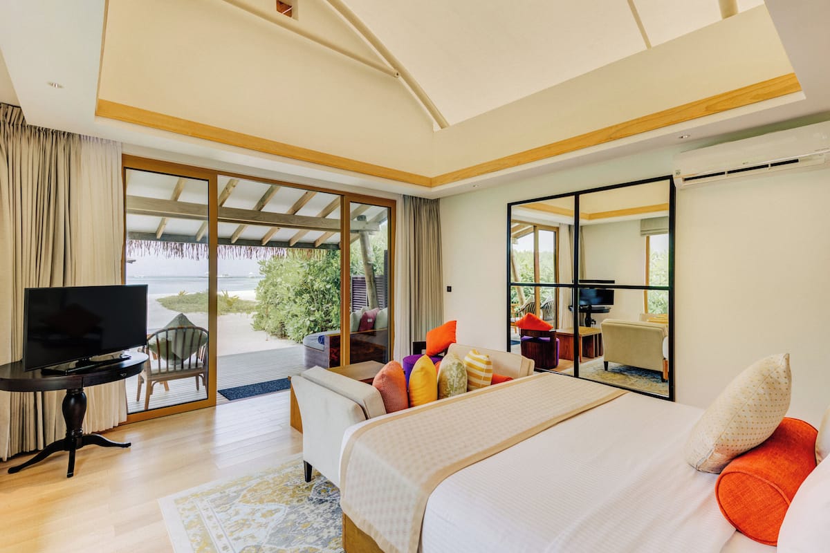 Beach Bungalow | Free minibar items, in-room safe, desk, laptop workspace