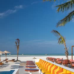 Een buitenzwembad, gratis zwembadcabana's en parasols bij het zwembad