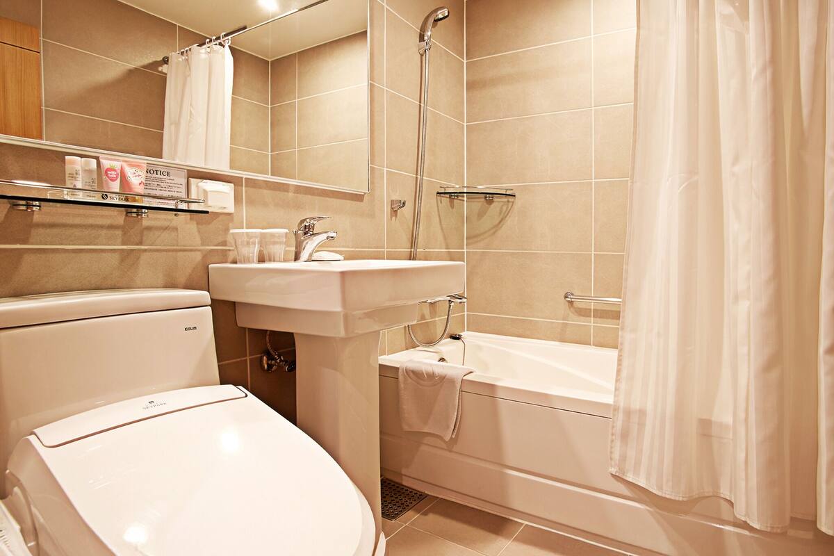 컴팩트 트윈룸 (조식 포함) | 욕실 | 헤어드라이어, 목욕가운, 슬리퍼, 비데