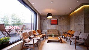 Lobby sitting area - Hotel Skypark Myeongdong I (Seoul)