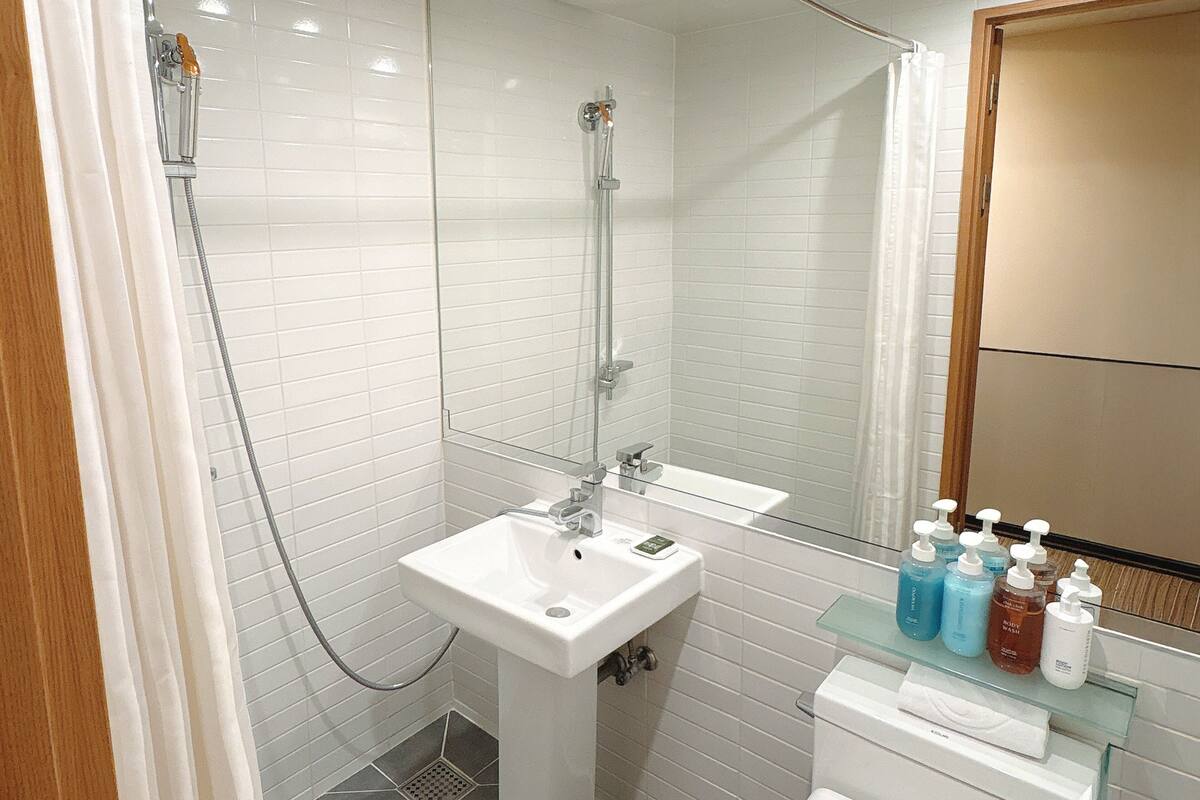 컴팩트 더블룸 (조식 포함) | 욕실 | 헤어드라이어, 목욕가운, 슬리퍼, 비데