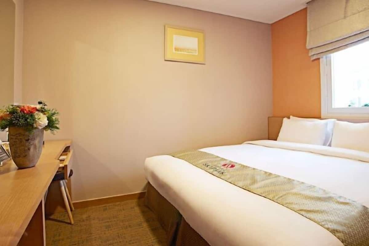 1 bedroom, in-room safe, desk, soundproofing