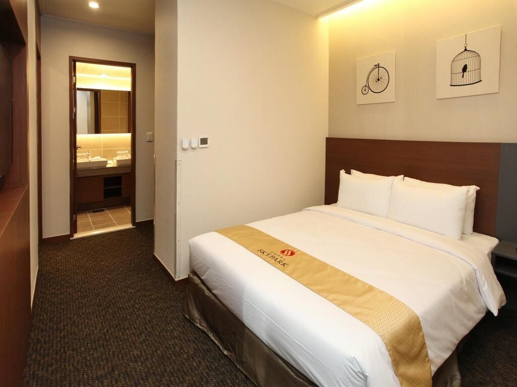 Safe på rommet, skrivebord, lydisolert og strykejern/-brett