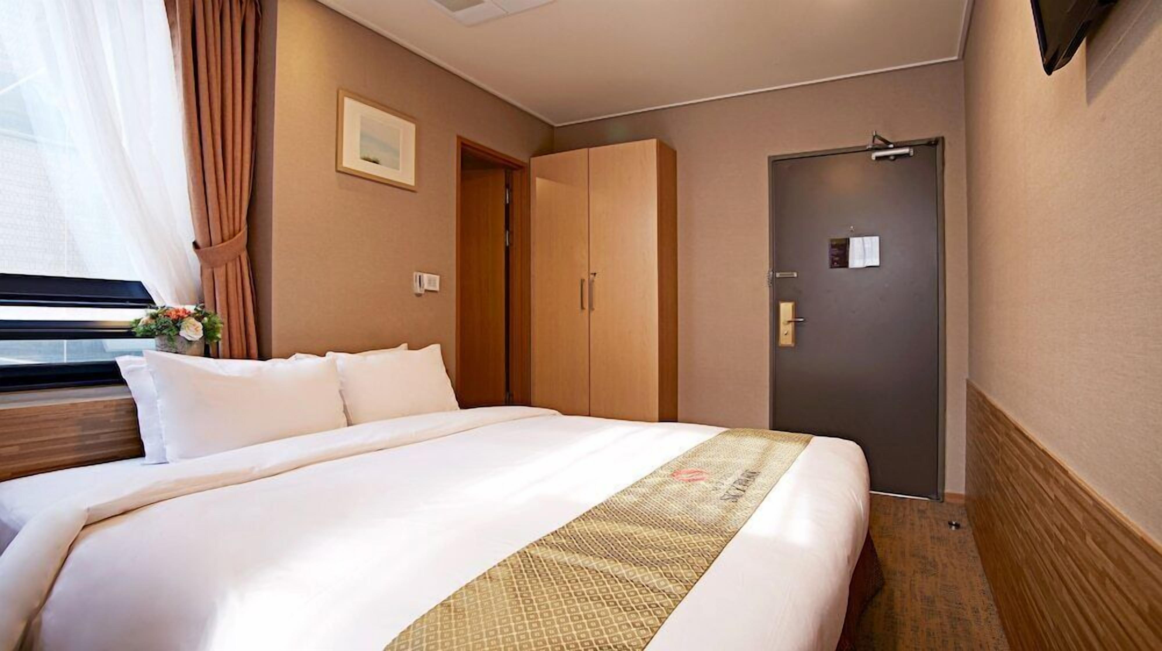 In-room safe, desk, soundproofing, iron/ironing board