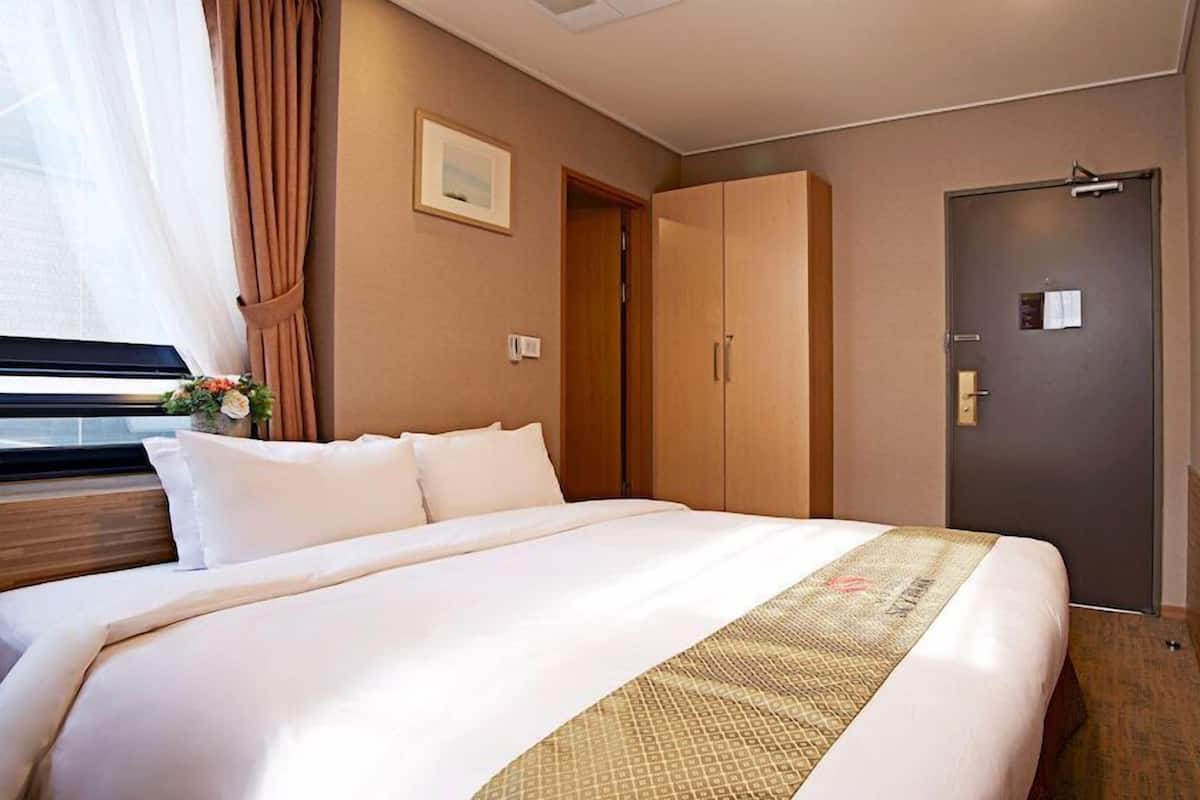 In-room safe, desk, soundproofing, iron/ironing board