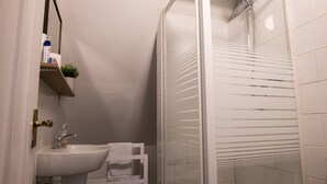 Iron/ironing board (on request), WiFi (free), bed sheets - Daniele Hotel (Farnham)